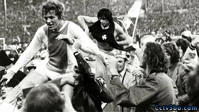 1971年欧冠决赛阿贾克斯2-0帕纳辛奈科斯夺冠