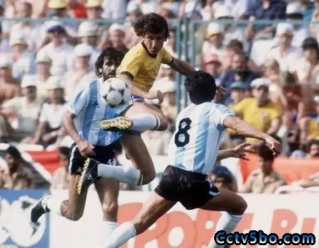 1982年世界杯，济科在巴西VS阿根廷的比赛中