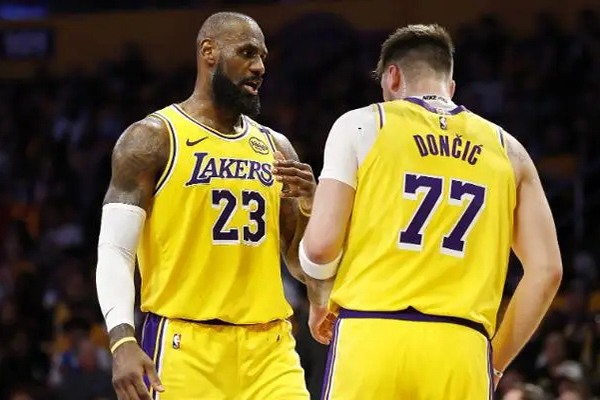 詹姆斯未来成谜：湖人续约停滞，快船与骑士成潜在下家​