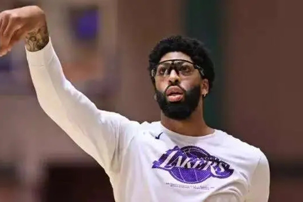 独行侠媒体日全景：浓眉为护目镜，欧文恢复顺利，基德谈新秀定位​