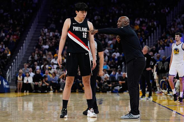 杨瀚森NBA前景引关注,库里直言其潜力与挑战