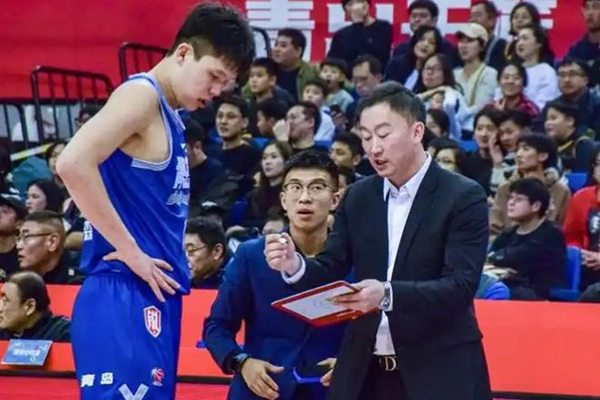 杨瀚森NBA首秀在即,恩师刘维伟赴美见证