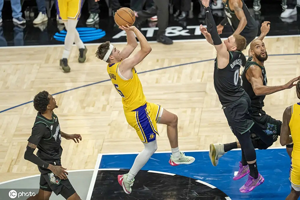 里夫斯单核封神：湖人的甜蜜烦恼与未来抉择