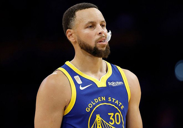 库里49分+准绝杀双杀马刺 创4项历史纪录成传奇