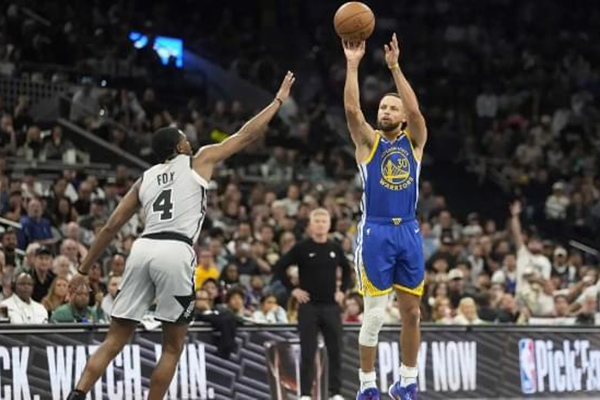 勇士险胜马刺:库里49分绝杀难掩队友平庸