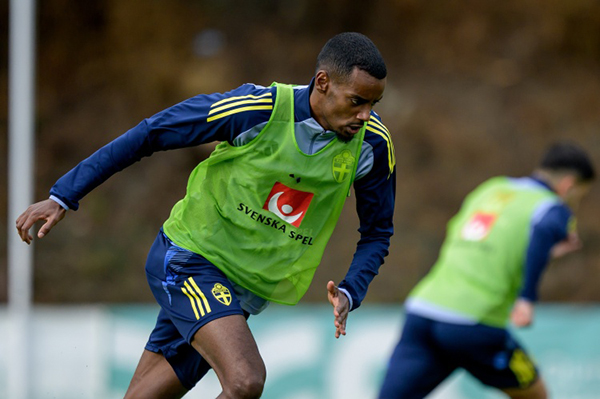 1.4亿标王伊萨克枯坐板凳0射门，世预赛至今颗粒无收