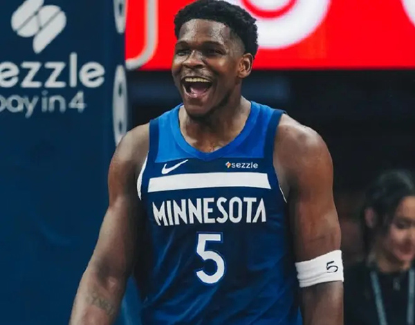 NBA常规赛森林狼坐镇主场迎战奇才。凭借全队四人得分上双的整体表现，森林狼始终掌控局势，最终以120-109战胜对手，收获两连胜。此役后，森林狼近七场取六胜，以10胜5负稳居西部第六；奇才则遭遇12连败，1胜13负的战绩继续排名联盟垫底。 比赛开局双方陷入拉锯，森林狼先以6-2领先，奇才随即回敬6-2追平比分，首节中段奇才24-23反超。关键时刻森林狼打出9-0攻势重夺优势，首节结束34-29领先。第二节成为转折点，森林狼单节轰出37-17的悬殊比分，攻防两端展现统治力——进攻连续得分，防守将奇才得分限制在20分以下，半场战罢71-46几乎锁定胜局。  下半场奇才进攻状态回升，第三节单节得36分，一度将分差缩小到11分。但森林狼及时回应连得5分稳住局势，三节战罢仍以94-82领先。末节奇才继续追分至仅差6分，关键时刻森林狼凭借更强的团队执行力，通过内外结合进攻重新确立两位数领先，最后阶段打出关键攻势将比分扩大到118-106，最终锁定胜局。  技术统计上，森林狼篮板50-43领先，助攻28-25占优，抢断11-6明显胜出。尽管全场投篮命中率45%低于奇才的49%，但凭借更多出手次数（94-88）和罚球机会（32-12）弥补了效率差距。三分球方面，奇才投进14记三分（命中率44%）略胜森林狼的13记。  个人数据方面，森林狼兰德尔贡献32分10篮板6助攻的全面表现，里德砍下28分，爱德华兹18分，迪温琴佐12分6助攻，戈贝尔9分15篮板。奇才多人得分上双，乔治23分7篮板7助攻，麦科勒姆14分5篮板4助攻，惠特莫尔、库利巴利、巴格利和米德尔顿各得13分。  本场充分展现两队竞技状态：森林狼靠团队篮球和防守强度，在爱德华兹手感不佳时仍掌控比赛，体现阵容深度与战术执行力；奇才虽第三节有追分能力，但防守持续低迷、关键时刻得分乏力，难改败局。这场胜利将巩固森林狼西部位置，而奇才亟需找到解决办法终结连败颓势。