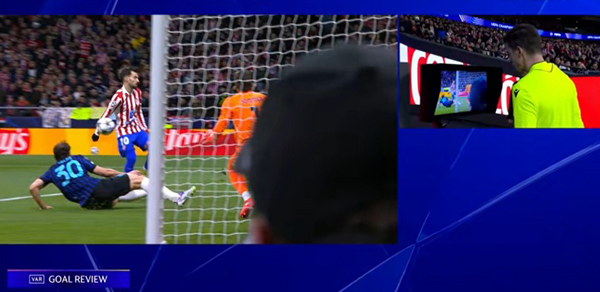 手球争议官方解释：巴埃纳手臂贴体、被动触球，VAR判定进球有效