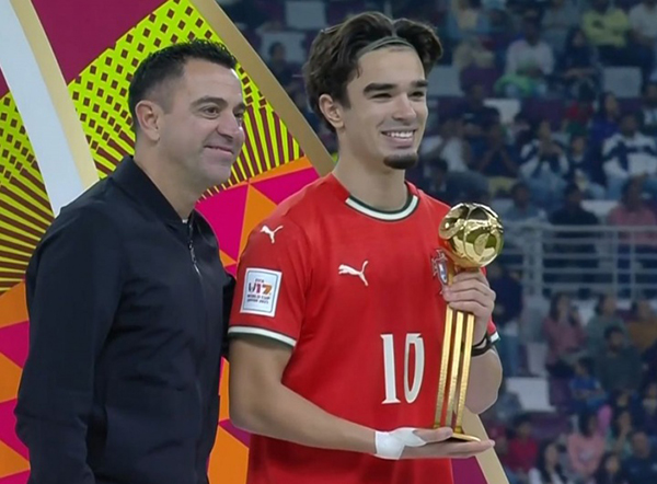 米德加冕U17世界杯金球，哈维台上见证新核诞生