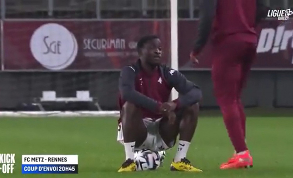 梅斯后卫因无缘首发“罢工”！赛前拒热身静坐足球抗议