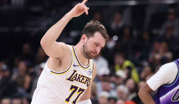 东契奇驾布加迪亮相湖独大战,黑色星期五添炫酷注脚