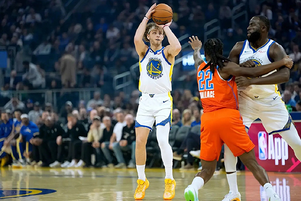 22分逆转未果!勇士负雷霆送13连胜,库里缺阵雪上加霜