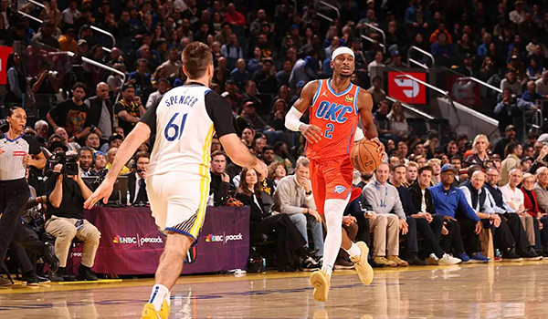 雷霆13连胜创历史，三巨头合砍81分轻取勇士