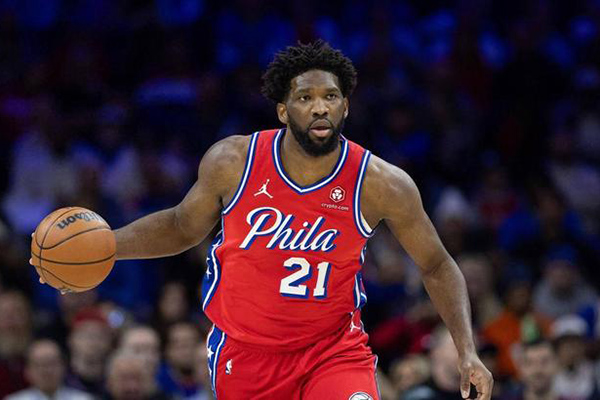 乔尔-恩比德伤病与薪金困境：76人队重建路上的关键抉择