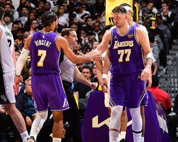 119-132!湖人负马刺暴露防守问题,斯玛特亮眼难挽局