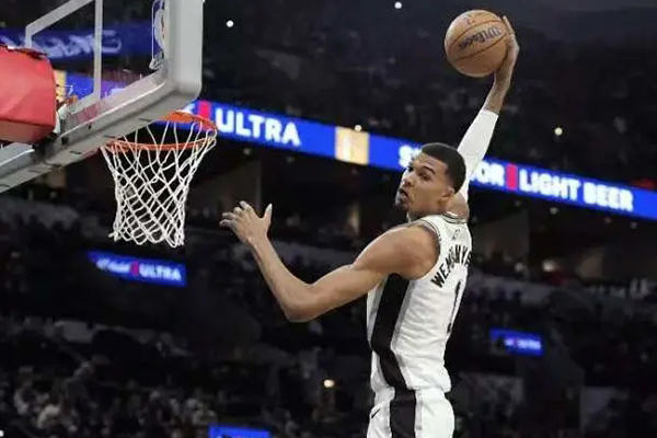 尼克斯逆转马刺夺冠，布伦森荣膺MVP