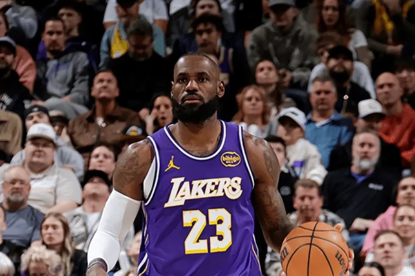 湖人逆转爵士：41岁詹姆斯带伤硬解，东契奇全能闪耀