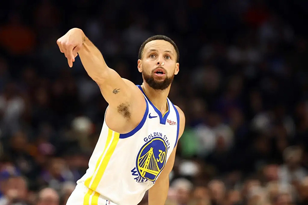 勇士客场负太阳：库里低迷成罪魁，双标舆论上演黑色幽默