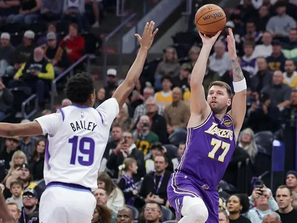 湖人143-135逆转爵士：东契奇40+三双引领，詹姆斯带伤回暖