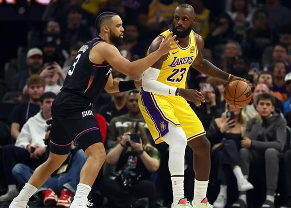 湖人惨败太阳遭连败，詹姆斯回暖成唯一慰藉