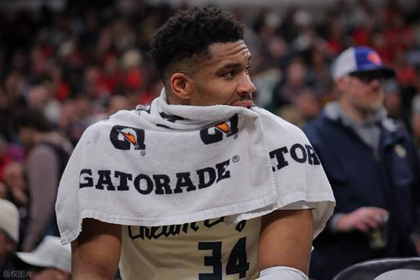 字母哥复出引争议！雄鹿险胜公牛，终场扣篮引爆冲突