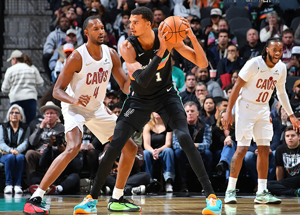 马刺末节崩盘遭骑士逆转 文班先发两连败适配存疑