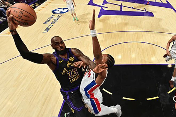 湖人主场22分惨败活塞，生日夜詹姆斯难挽颓势