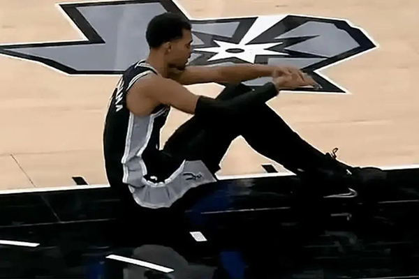 马刺逆转复仇尼克斯 文班亚马左膝受伤引担忧