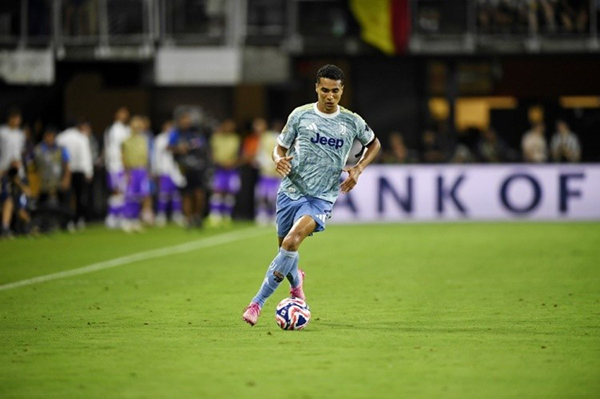 队报头版：巴黎夏窗提前布局，盯上22岁科斯塔+17岁卡布拉尔