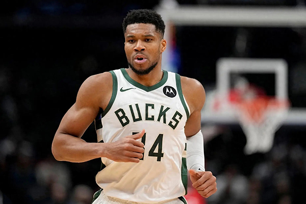 字母哥破纪录难救主 里弗斯迷之操作坑惨雄鹿遭CJ准绝杀