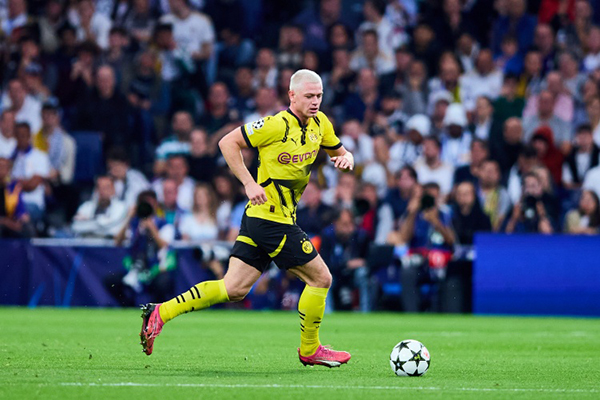 世体：巴萨右闸锁定多特莱尔森，坎塞洛成备选回流目标