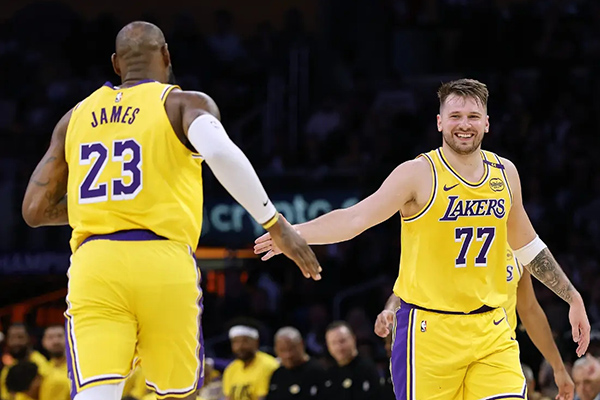 41岁詹姆斯创历史纪录，湖人险胜灰熊终结连败
