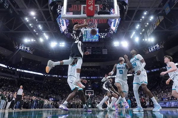 字母哥空接准绝杀创纪录，雄鹿险胜黄蜂