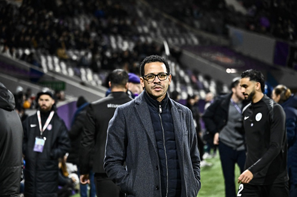 斯特拉斯堡球迷拉横幅怒斥：被当蓝军B队，悲哀！