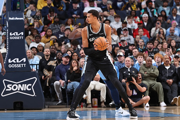 “湖人侠”灰熊再发威！马刺为保文班忍辱爆冷，30+核心有力难施