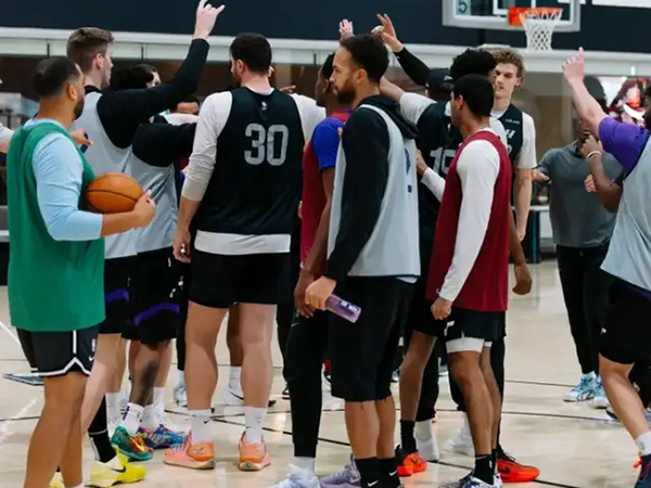 爵士主场55分惨败黄蜂引热议 摆烂策略恐自食恶果