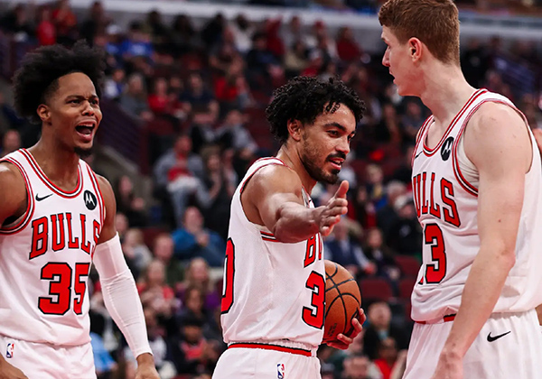 公牛主场大胜独行侠终结3连败 7人上双成关键