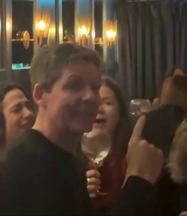 太阳报：格拉斯纳无缘晋级后现身酒吧，疑似借酒浇愁