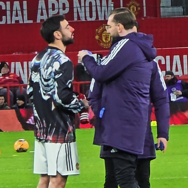 热身惨被“利马爆头”!B费双鼻飙血,曼联队长赛前挂彩