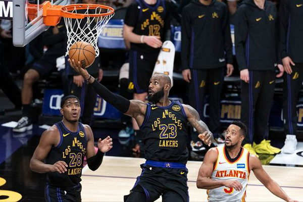 41岁詹姆斯准三双逆生长 艾顿成胜负晴雨表