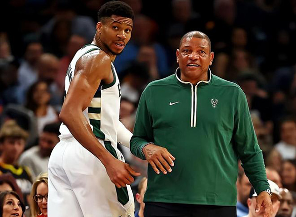 雄鹿三连败颜面尽失，字母哥沮丧焦虑，老里甩锅引争议