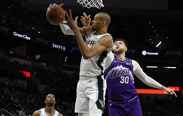 稳坐西部第二！马刺轻取爵士豪取三连胜，文班亚马高效轰33+10