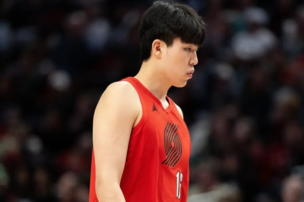 杨瀚森上下半场表现两极，防守三秒与进攻停滞成致命短板