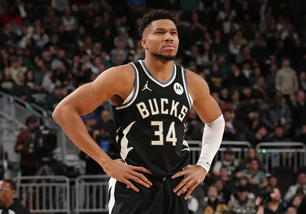 字母哥伤退空砍+满脸绝望，雄鹿主场惜败残阵掘金，更衣室矛盾升级