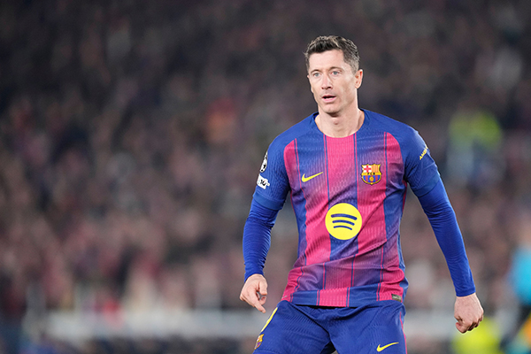 评论员锐评：莱万脚下拌蒜、转身吃力，高龄中锋危机全面爆发