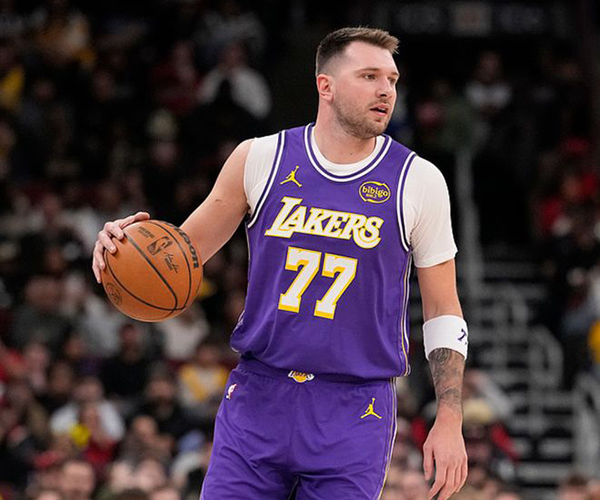 东契奇单季8次40+5+5破湖人65年纪录，登顶历史双项第一