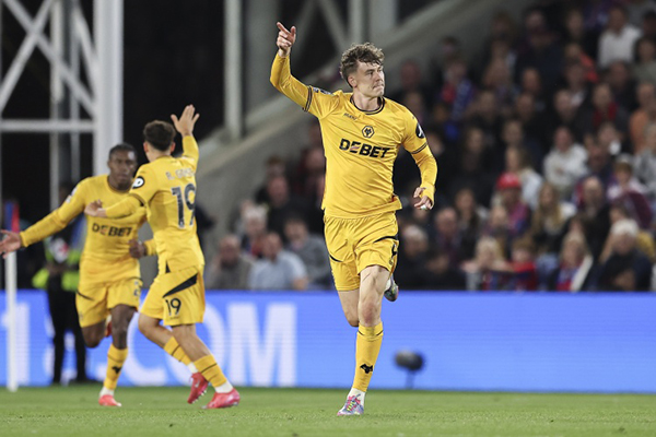 TA：利兹联4000万镑砸拉尔森遭狼队秒拒，黑店标价再涨