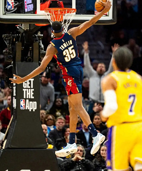 湖人vs骑士：致敬詹姆斯背后，失利与争议并存