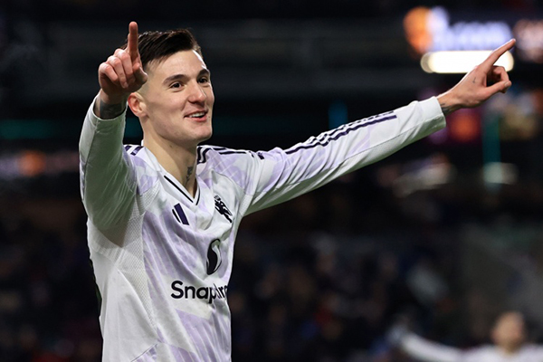 终场哨响两小时未走！舍什科留守球场为球迷签到手软