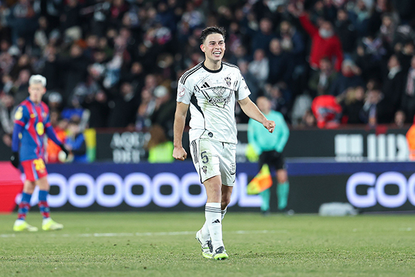 阿尔瓦塞特球员爆猛料：巴萨“像钟表”运转，皇马全靠即兴